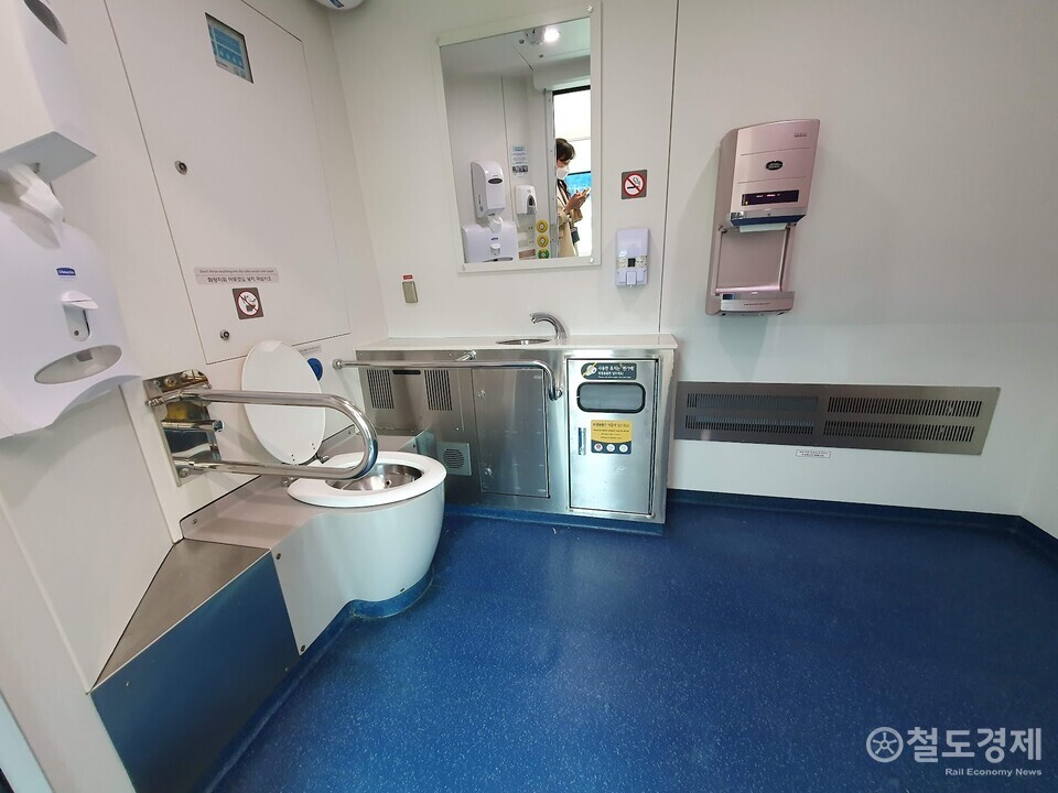 직통열차에는 비장애인 및 휠체어에 탑승한 장애인이 이용할 수 있는 화장실을 두고 있다. / 철도경제