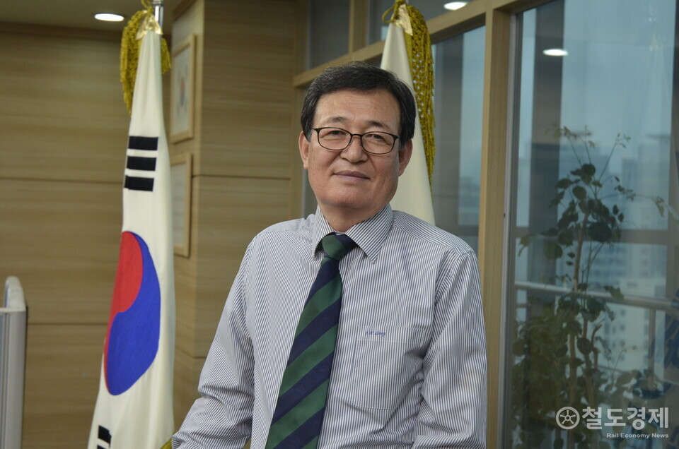 2022 철도의 날에서 금탑산업훈장을 받는 세종기술 송진호 회장.