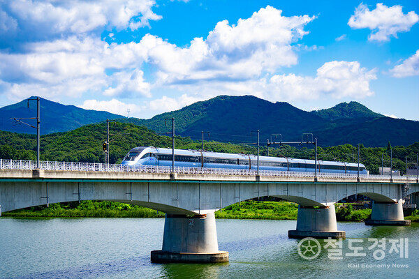 중부내륙선을 운행하는 KTX-이음 / 사진=한국철도공사