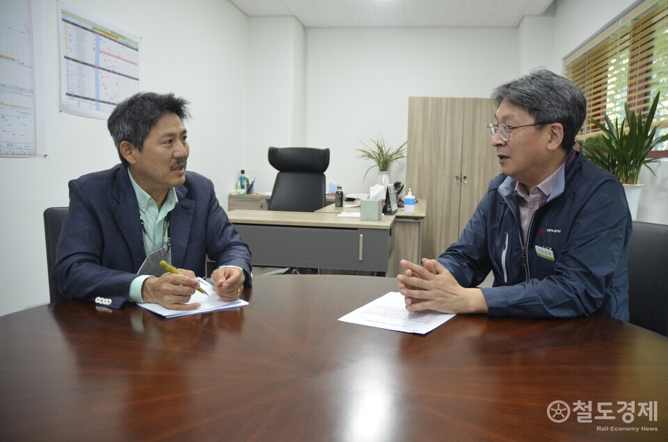 로템SRS 김준태 대표가 본지 백용태 대표와 인터뷰를 하고 있는 모습. / 철도경제