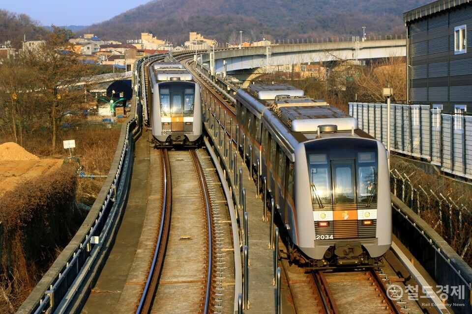 [열차한컷] 인천대공원 오가는 인천 2호선 경전철 - 철도경제신문