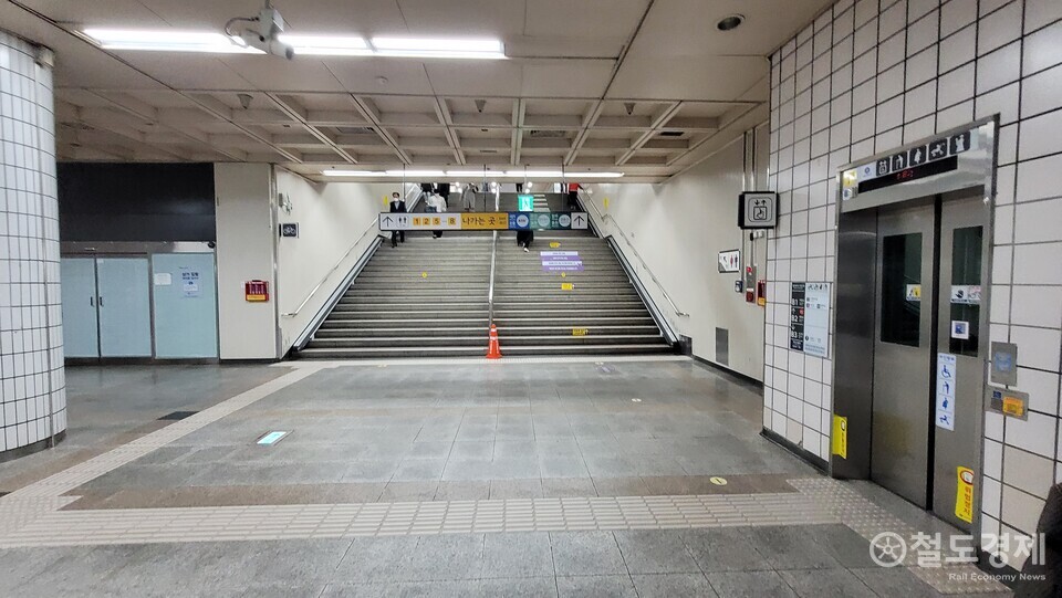 계단으로만 연결해놓은 지하 1, 2층 간 연결통로. / 박준한 객원기자
