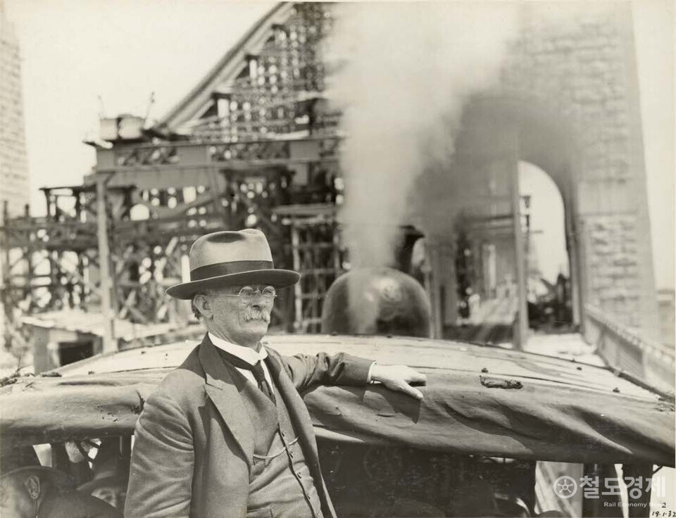 '하버 브리지의 아버지', 존 브래드필드가 하버 브리지를 관통하고 있는 시험열차에 탑승한 모습. / 사진 = Public Domain