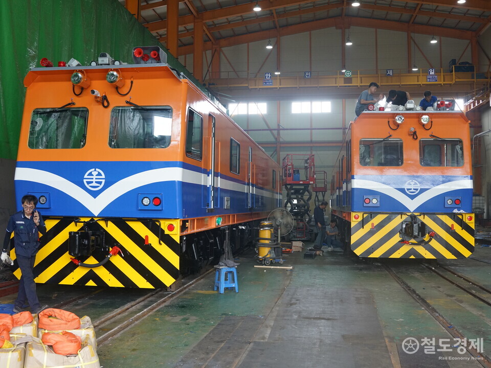 투아이스가 12일 경기 화성공장에서 수출 선적식을 진행한 가운데 대만 철도관리국 현지에서 사용될 검측차량. / 철도경제