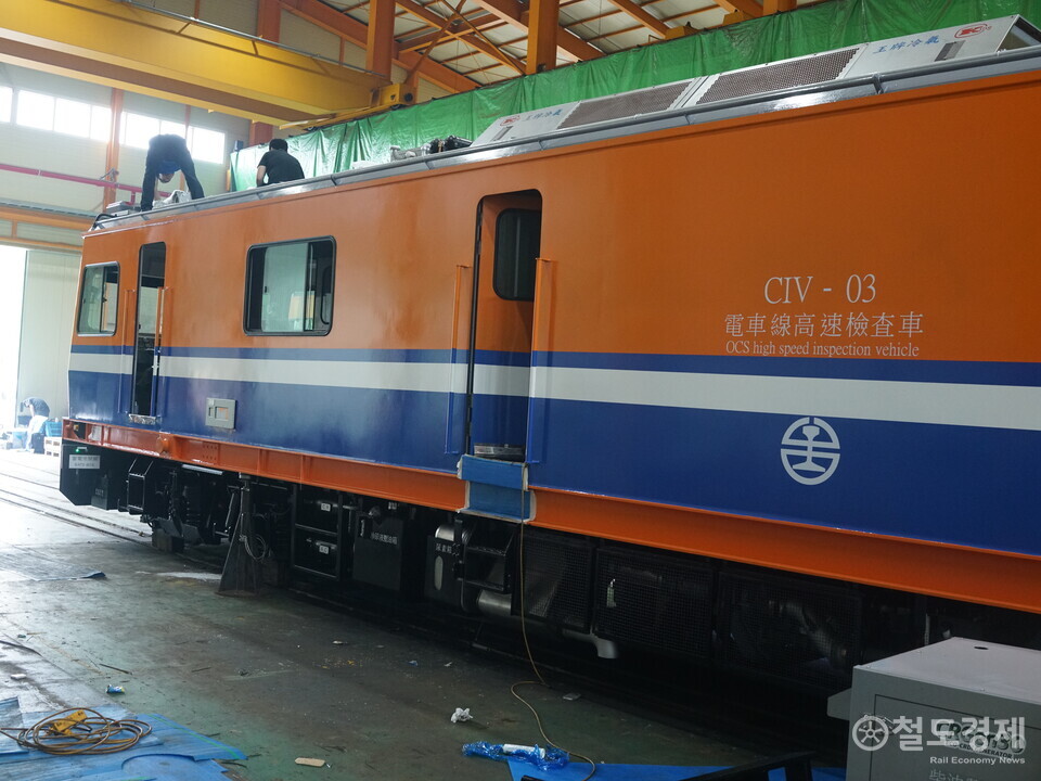 완성품인 검측 차량 측면에 대만 철도관리국 로고가 부착돼 있다. / 철도경제