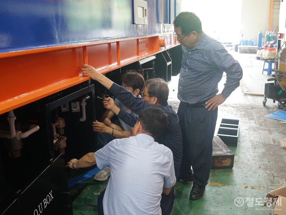 현장 작업자들이 12일 마무리 작업 중 차량을 살펴보고 있다. / 철도경제