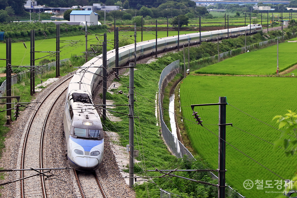 [열차한컷] 총탄자국 선명한 6.25 격전지...'개미고개' 지나는 열차들