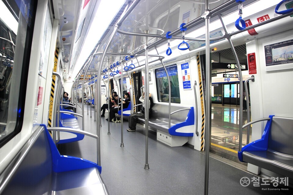 항저우 지하철 6호선의 차량 내부 모습. 새로운 열차라는 느낌이 바로 올 정도로 깨끗하고 편안하다. / 박장식 객원기자