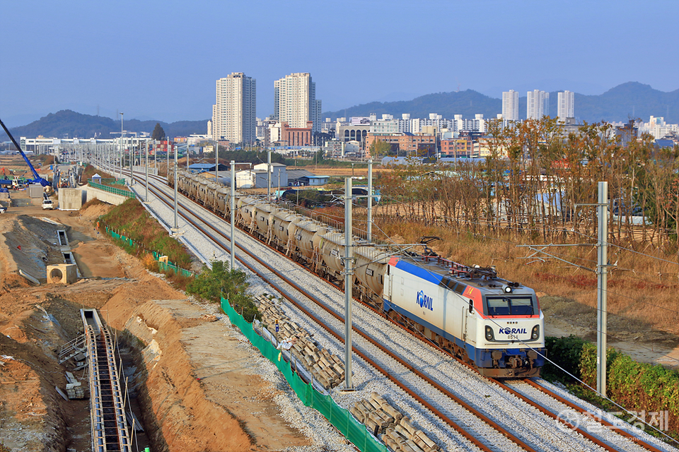 [열차한컷] 동-서축 간선鐵...충북선 충주ㆍ목행역 오가는 열차들