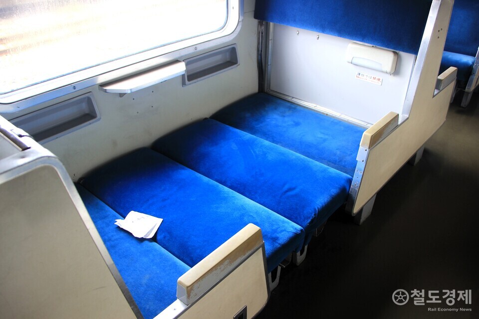 581계 전동차는 좌석에서 침대로, 침대에서 좌석으로의 변환이 손쉬웠던 열차였다. / 박장식 객원기자