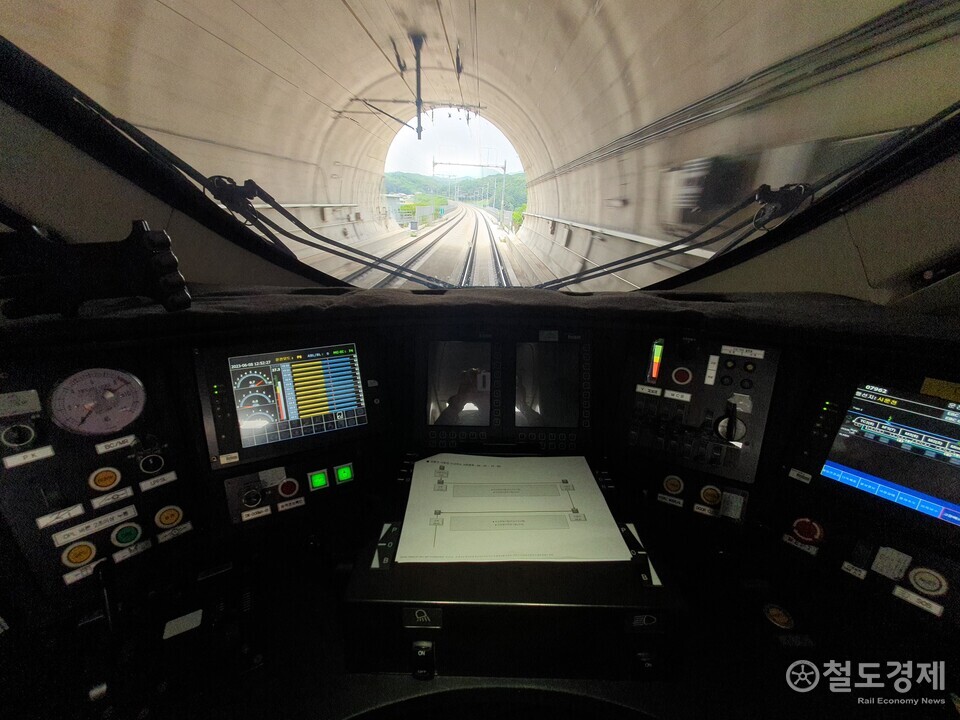 EMU-320이 강릉선 고속선로에 진입한 후 터널을 통과하고 있는 모습. 열차 뒷쪽 운전실에서 촬영했다. / 철도경제