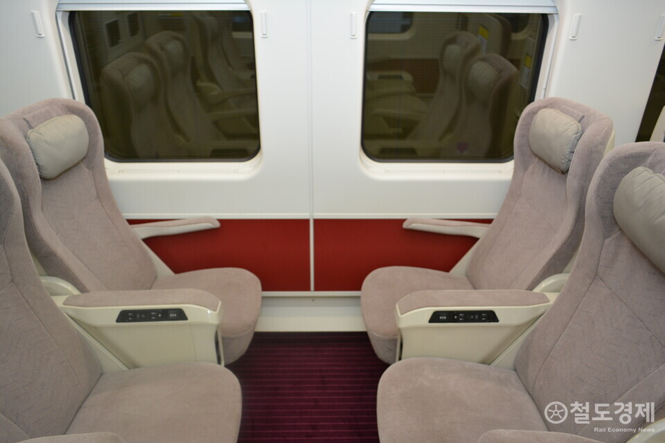 EMU-320 객실(우등실) 내부 모습. / 철도경제