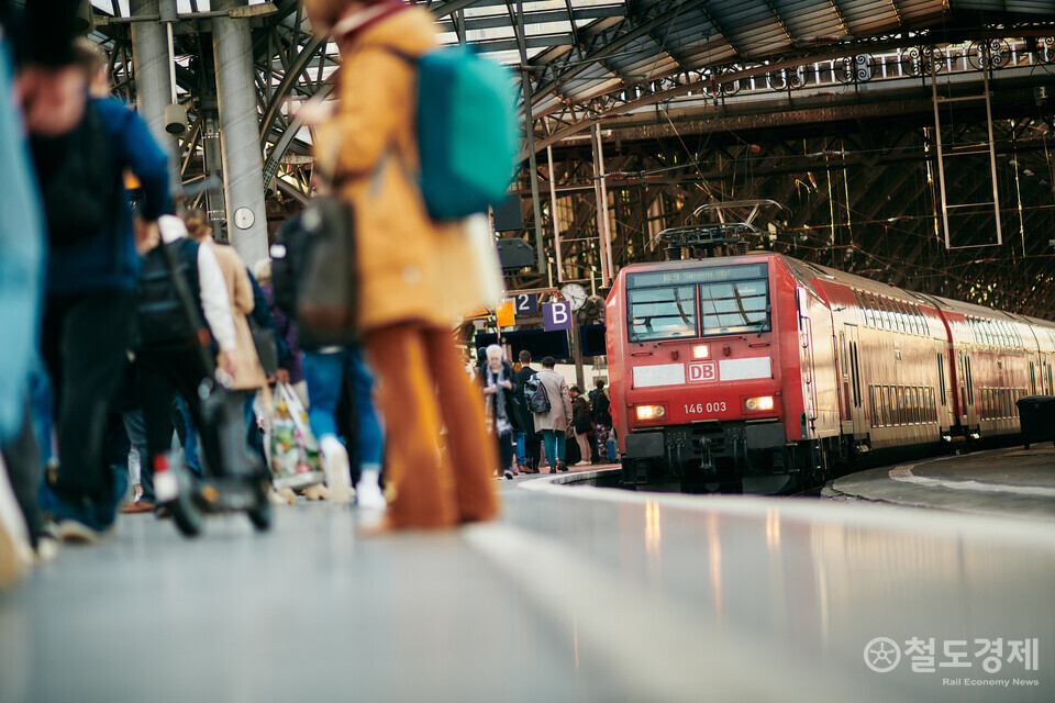 쾰른중앙역에 여객열차가 들어오고 있다. (=자료사진, 본 기사와 무관함.) / 사진=DB