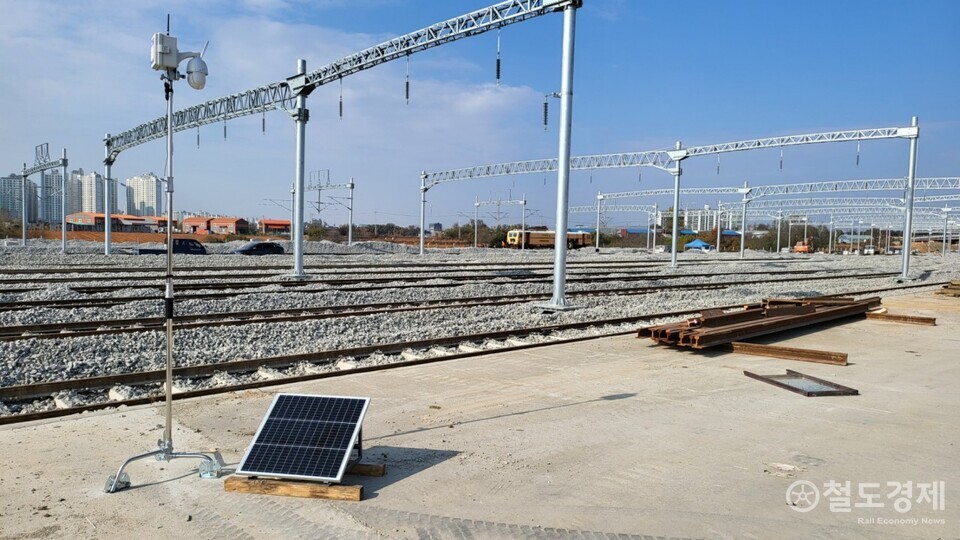 서해선(평택) 철도 건설현장에 설치한 이동식 태양광 무선 CCTV. / 사진=엘티시큐리티