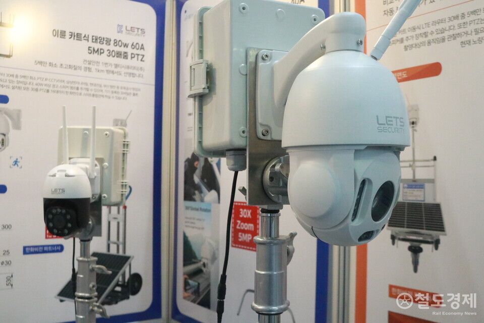 CCTV는 최대 30배 줌ㆍ500만 화소로 PTZ(Pan Tilt Zoom)를 적용, 좌우 360도ㆍ상하 90도로 회전한다. 원격으로 줌ㆍ회전 조정이 가능하다. / 철도경제