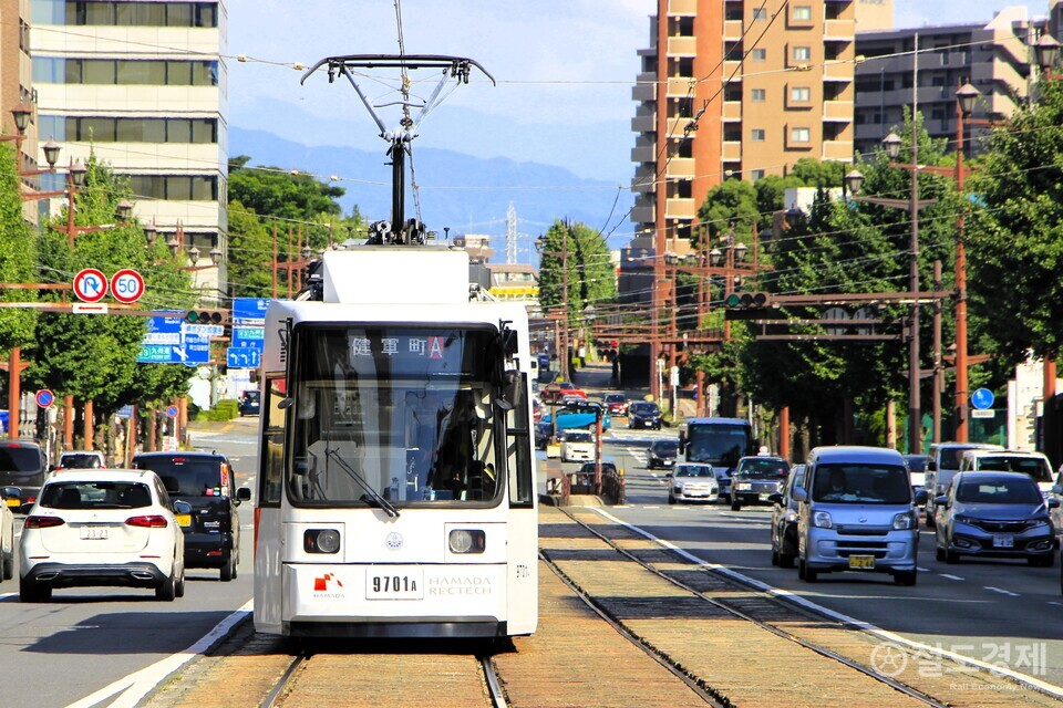 일본 쿠마모토의 시영전차 모습. 중소규모의 도시인 쿠마모토에서도 '노면전차는 넓은 도로가 있는 곳에 전용 선로를 만든다'는 법칙을 따른다. 쿠마모토 시영전차는 올해로 백 년이 되었다. / 박장식 객원기자.