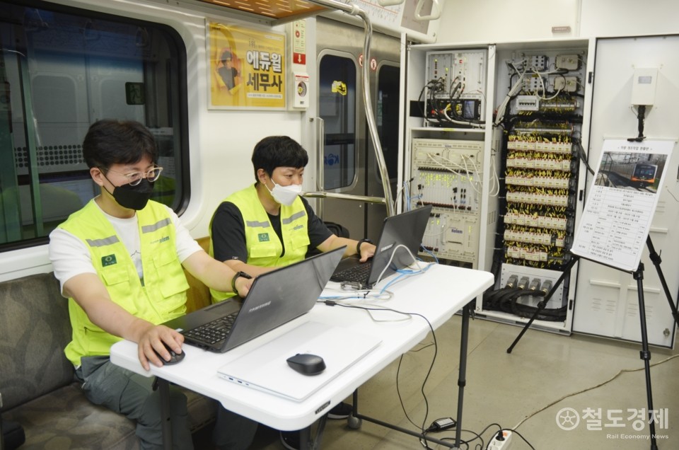 지난 2022년 8월 현대로템 관계자들이 자동화운전 최고 단계인 GoA 4(Grade of Automation 4, 완전무인운전 단계)로 개조한 서울교통공사 313편성에서 KTCS-M 상호운영성시험을 진행하고 있는 모습. / 철도경제