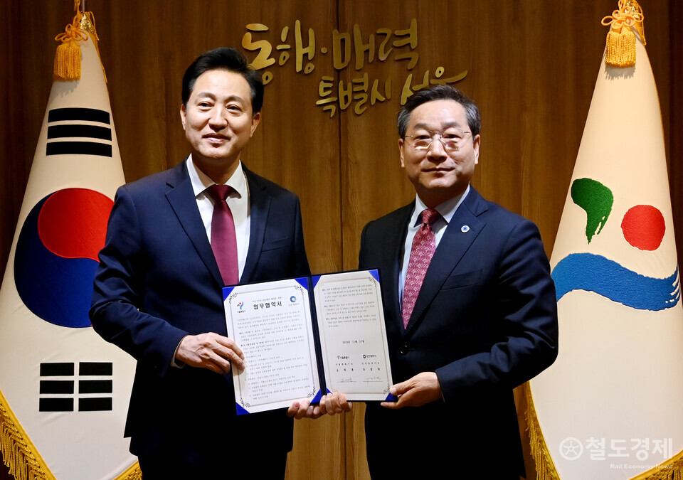 오세훈 서울시장과 유정복 인천시장이  지난해 11월 17일 서울시청에서 열린 '인천시-서울시 교통현안을 위한 업무협약 체결식'에서 협약을 체결한 뒤 기념촬영을 하고 있다. / 사진=인천시