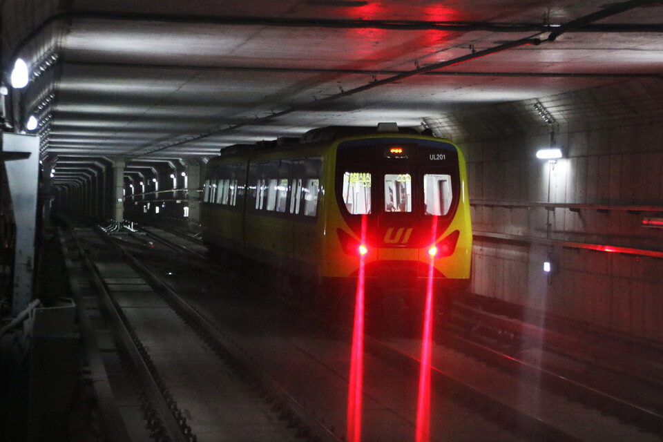 서울시는 27일 복수 응찰자가 없어 유찰됐던 우이신설 연장선 재공고를 냈다. 재공고 유찰 시 수의계약으로 추진하겠단 방침이다. 솔밭공원역을 출발하는 우이신설선 열차. / 출처=wikipedia(CC BY-SA 4.0)
