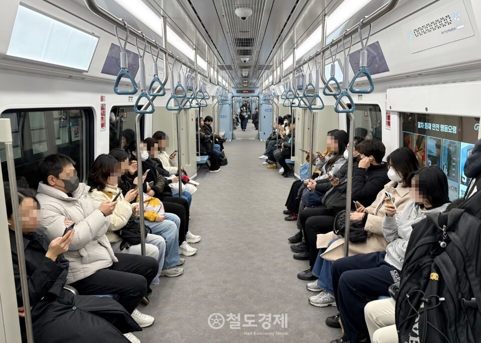 운정중앙역에서 출발한 GTX-A 열차 내부. 2025.3.11 / 철도경제
