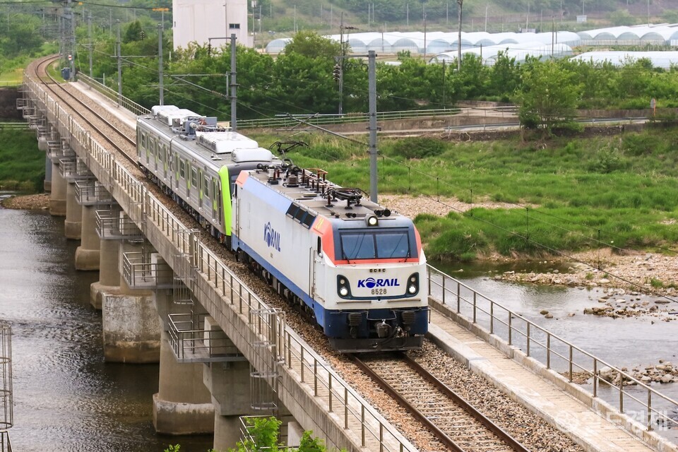 '푸릇푸릇' 연두색 충청권 광역전철 초도기 출발 [열차한컷]