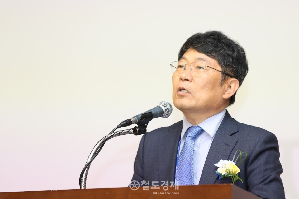 김재문 한국철도학회 회장이 환영만찬에서 개회사를 하고 있다. 2025.5.22 / 철도경제