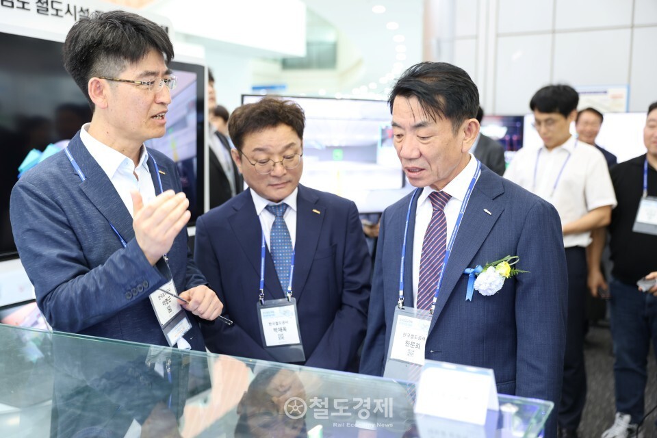 한문희 사장이 코레일의 전시부스를 살펴보고 있다. 사진 왼쪽부터 이영근 코레일 철도차량부품개발사업단장, 박채옥 코레일연구원장, 한문희 사장. 2025.5.22 / 철도경제&nbsp;
