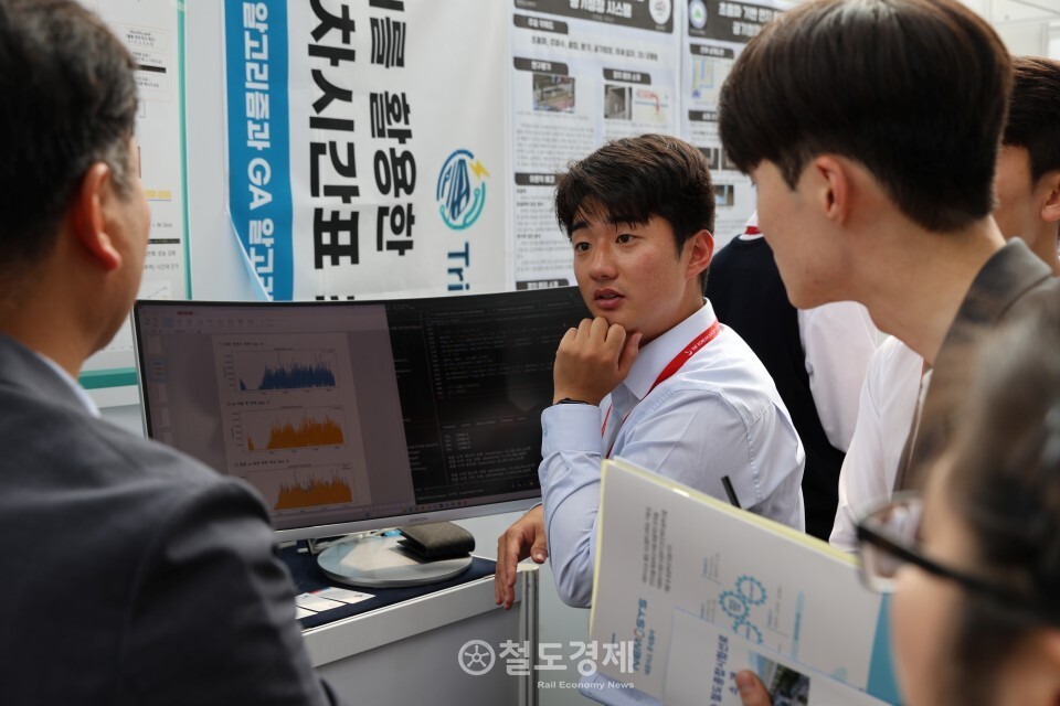 이번 한국철도학회 춘계학술대회 첫째 날에 '학생철도창의작품전'이 동시에 열렸다. 'AI기반 KTX 운행패턴 최적화를 통한 철도 전력 피크 및 전기요금 절감 플랫폼'을 설명하고 있는 모습. 2025.5.22 / 철도경제&nbsp;