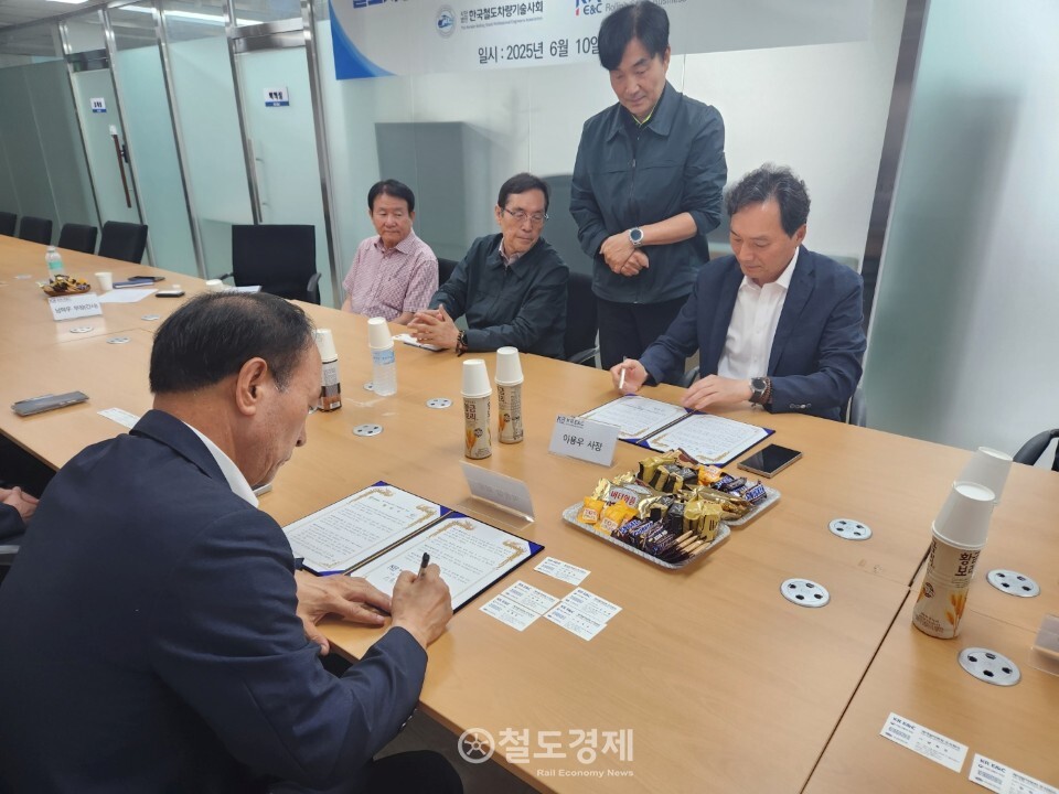 사단법인 한국철도차량기술사회는 지난 10일 케이알이앤씨 주식회사(KR E&C)와 철도차량 기술교류 위한 양해각서(MOU)를 체결하는 협약식을 개최했다. 양 기관이 업무협약을 체결하고 있는 모습. / 사진=한국철도차량기술사회