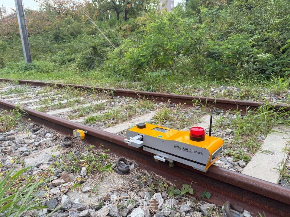 레일 측면에 센서를 부착, 회수하는 동작을 시연하고 있는 모습. / 사진=한국철도기술연구원