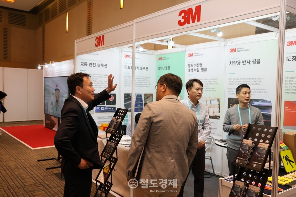 30일부터 메종글래드 제주에서 열린 한국철도학회 추계학술대회에서 참가자가 3M의 기술·제품에 대한 설명을 듣고 있다. 2025.10.30 / 철도경제
