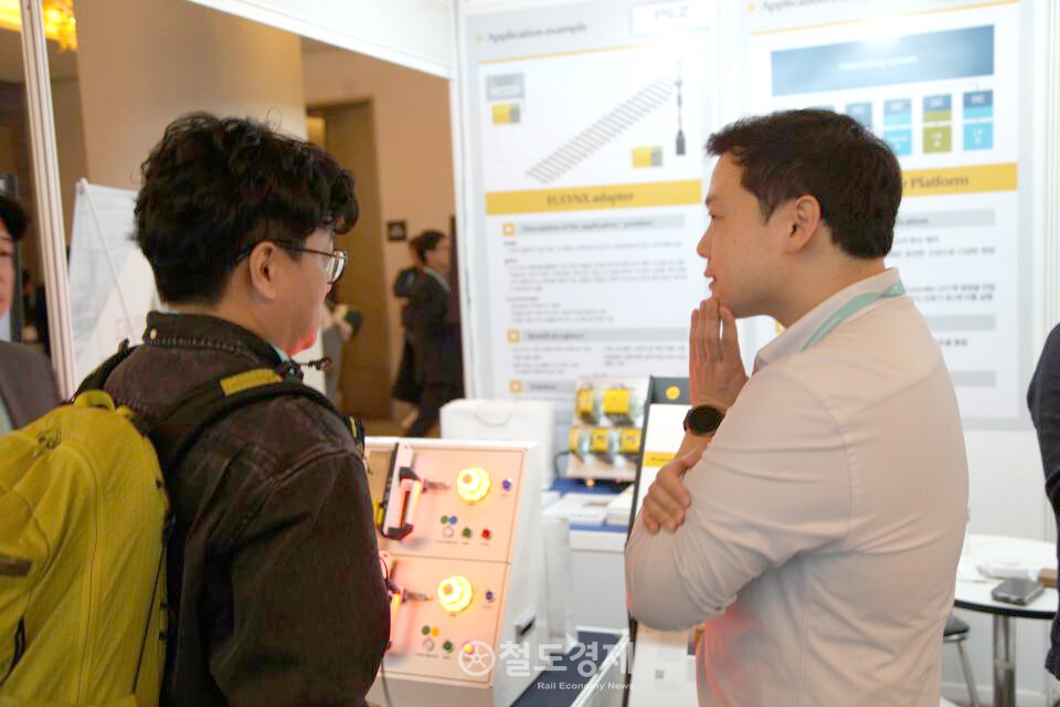 30일 한국철도학회 추계학술대회 참가자가 PILZ의 기술·제품에 대한 설명을 듣고 있다. 2025.10.30 / 철도경제