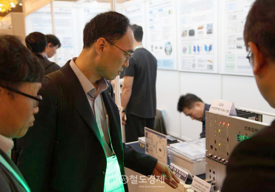 30일 성동일 국가철도공단 철도혁신연구원 신기술개발처 부장이 공단 부스에서 LEU 선로변제어유니트를 살펴보고 있다. 2025.10.30 / 철도경제
