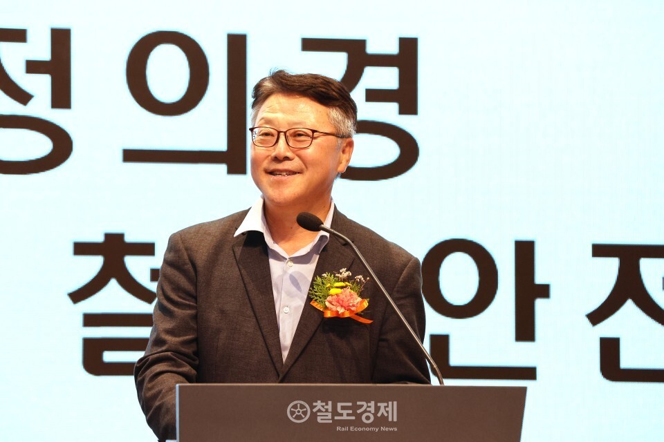 정의경 국토부 철도안전정책관이 '2025 한국철도학회 추계학술대회' 환영만찬에서 개회사를 하고 있다. 2025.10.30 / 철도경제