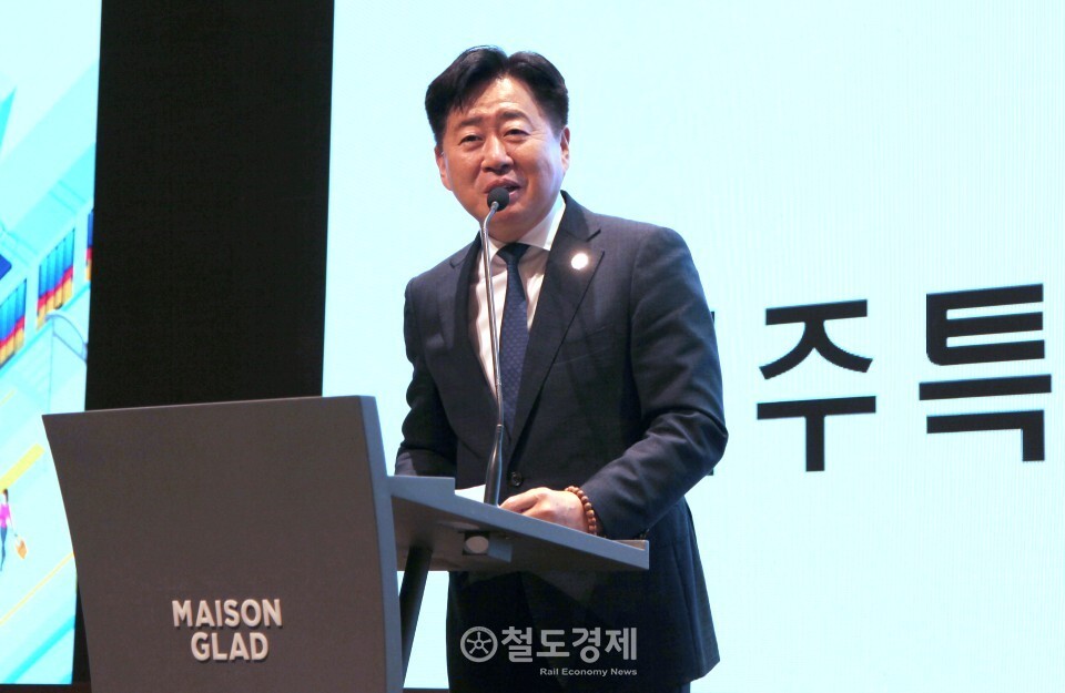 오영훈 제주도지사가 '2025 한국철도학회 추계학술대회' 환영만찬에서 개회사를 하고 있다. 2025.10.30 / 철도경제