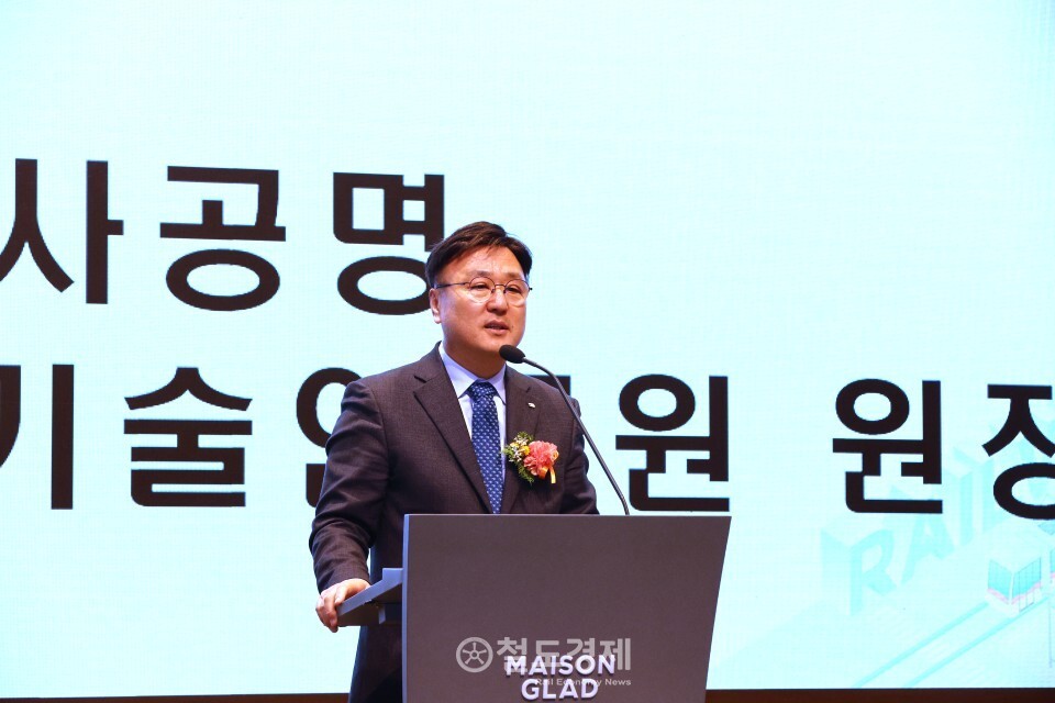 서공명 한국철도기술연구원 원장이 '2025 한국철도학회 추계학술대회' 환영만찬에서 개회사를 하고 있다. 2025.10.30 / 철도경제
