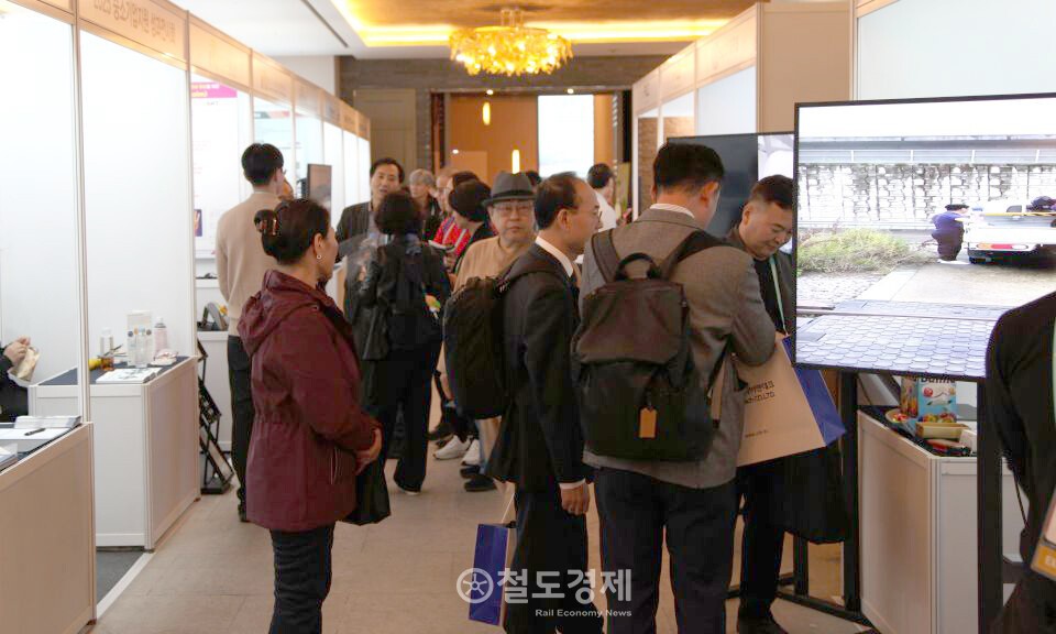 30일 메종 글래드 제주에서 열린 2025 한국철도학회 추계학술대회 전시부스에 사람들이 모여 있다. 2025.10.30 / 철도경제 