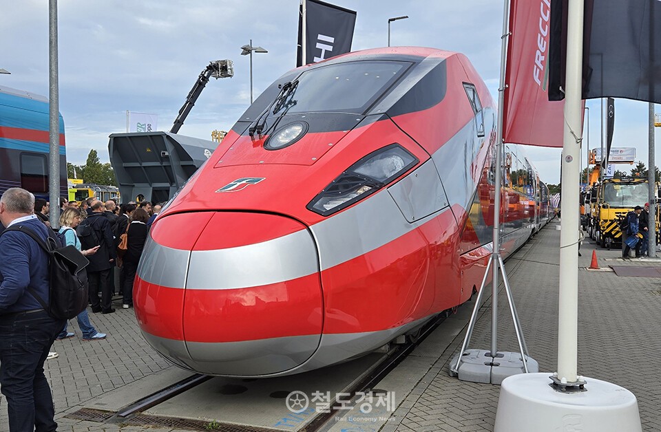 지난해 9월 독일 베를린에서 열린 '이노트랜스 2024'에 전시된 히타치 ETR1000. 자료사진. / 철도경제