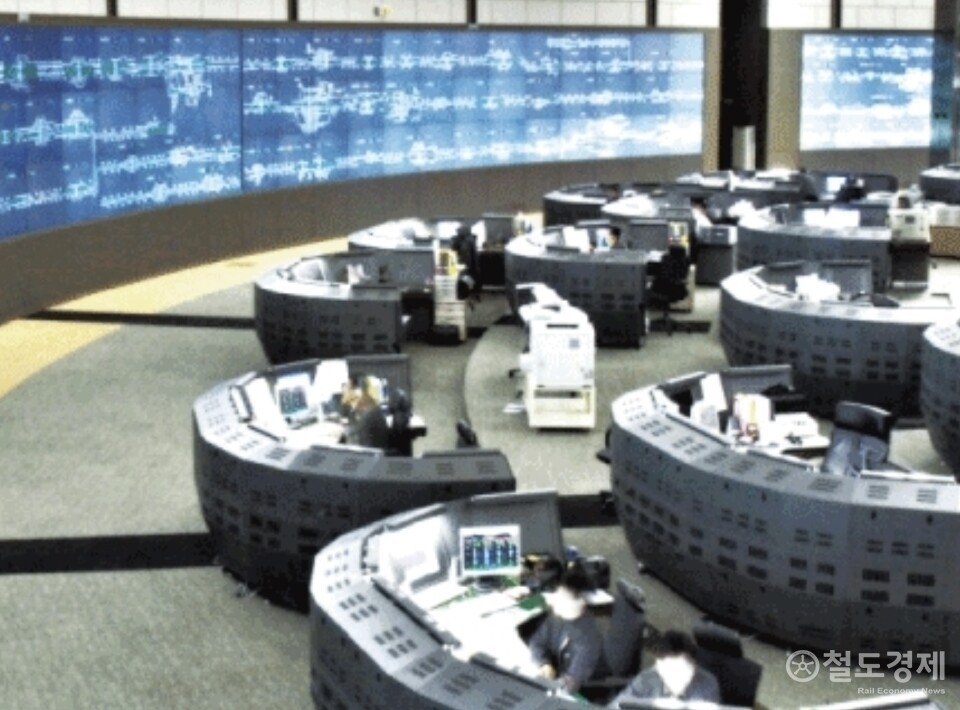 한국철도기술연구원은 철도전력의 급전·단전 작업과정을 표준화해 효율화하고, 실시간 모니터링을 통해 인적오류를 최소화하는 등 안전을 제고하기 위해 '스마트 급단전 운영시스템'을 개발했다. 철도교통관제센터. 자료사진. / 철도경제