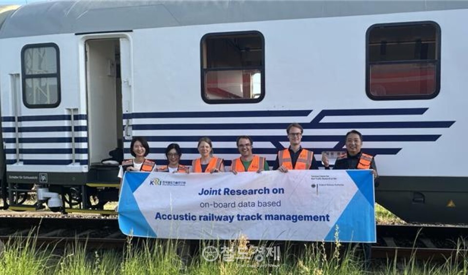한국철도기술연구원(KRRI)-DZSF 국제공동연구 참여 연구진과 독일의 ODT 시험차량 모습. / 사진=철도연