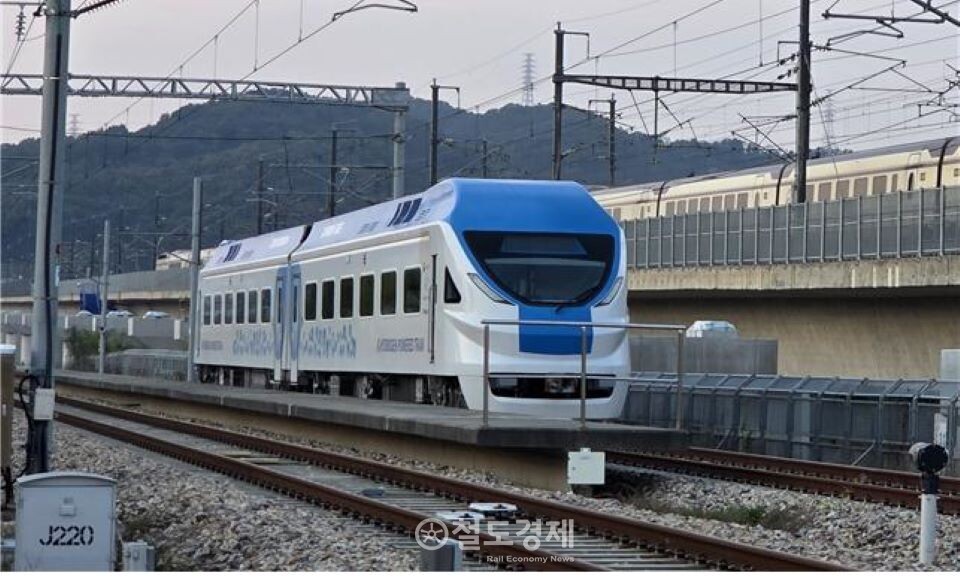 수소연료전지 차량이 시험선에서 시험하는 모습. / 사진=철도연