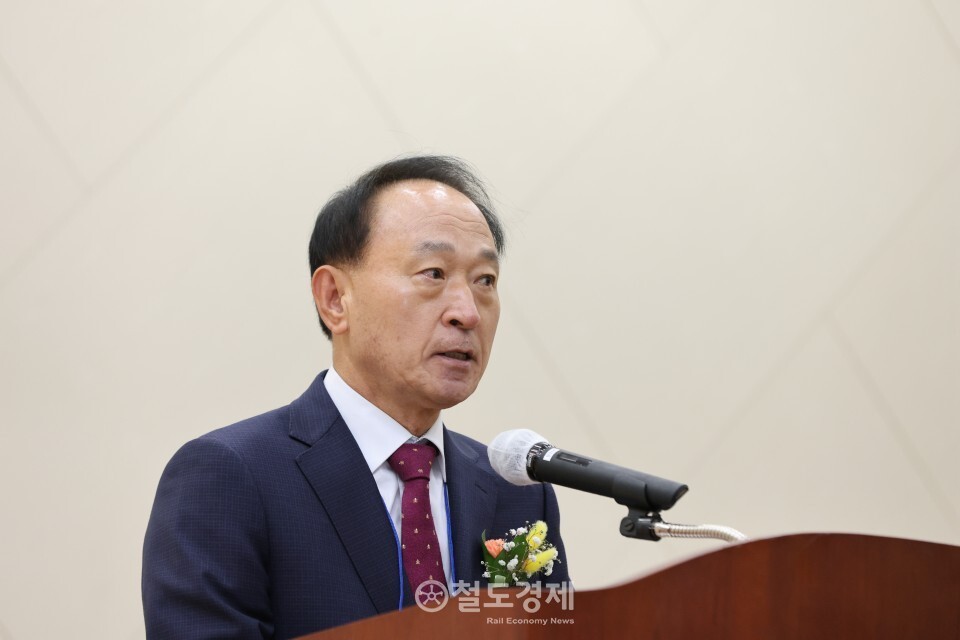 박동섭 한국철도차량기술사회 회장이 개회사를 하고 있는 모습. 2025.11.14 / 철도경제