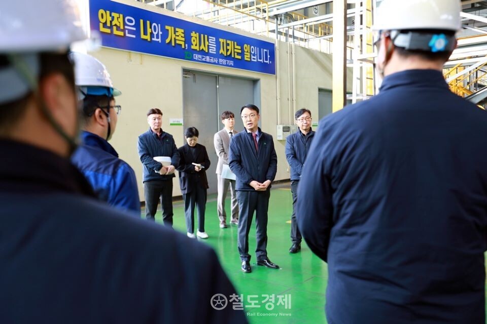 이광축 대전교통공사 신임사장은 지난 10일  취임 후 사업 전 분야 현장을 직접 찾아 '안전 최우선·현장중심 경영'을 본격 추진하고 있다. 이광축 사장이 사업현장을 살피는 모습. / 사진=대전교통공사