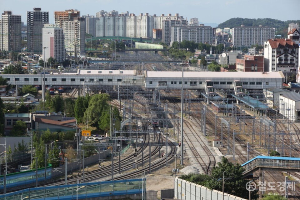 천안시는 중부권 동서횡단철도 건설사업 시군 협력체 회의에서 제5차 국가철도망 구축계획 반영을 위한 추진전략 등을 논의했다고 19일 밝혔다. 천안역 전경, / 사진=천안시