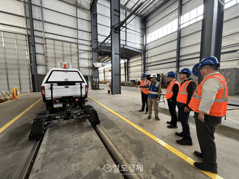 철도연은 18일 미국 MxV Rail과 철도 기술 연구분야에서의 협력 증진 및 양 기관의 관계 강화를 위한 협약을 체결했다. 철도연 관계자들이 미국에서 미팅 및 운영현장을 방문한 모습. / 사진=철도연