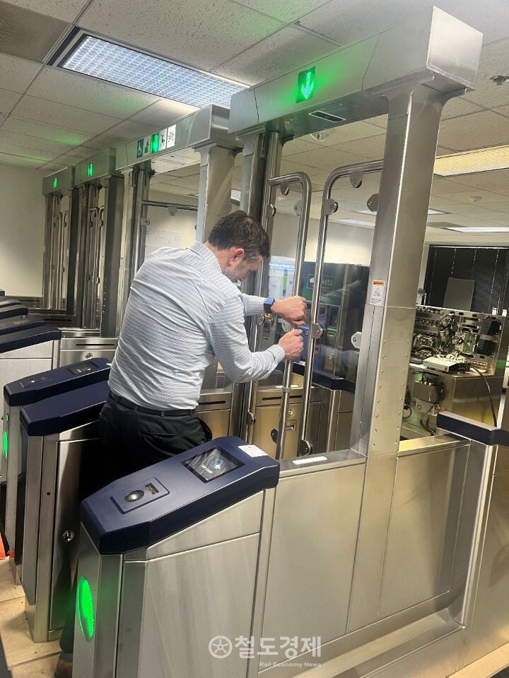 에스트래픽이 3분기 기준 누적 매출액은 1090억원으로 전년 동기 대비 소폭 증가했다고 18일 밝혔다. NY MTA 실무진이 페어게이트 성능테스트를 진행하는 모습. / 사진=에스트래픽