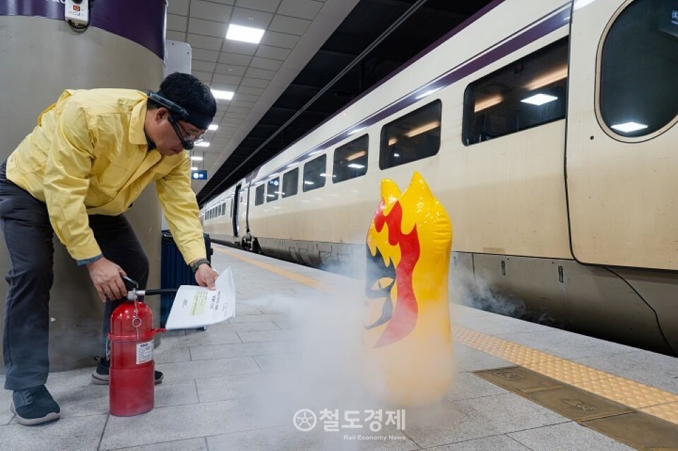 SR은 19일 수서역에서 열차 화재와 묻지마 범죄 테러 복합 재난에 대비한 '비상대응 통합훈련'을 전개했다. / 사진=SR