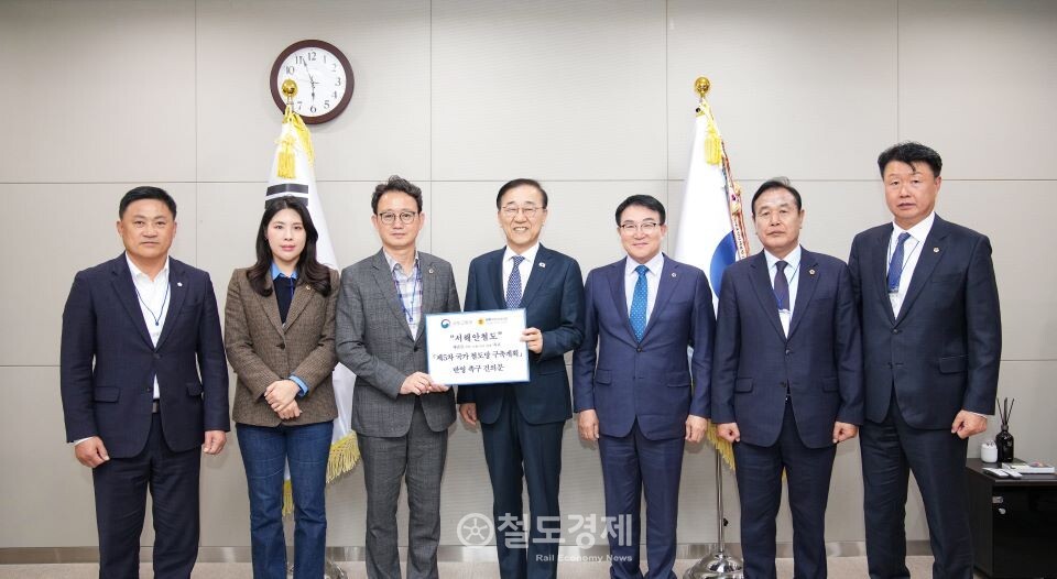 전북도의회 의원들은 20일 김윤덕 국토부 장관을 만나 서해안철도의 국가계획 반영을 촉구했다김윤덕 장관(가운데)과 전북도의회 의원들이 기념촬영 하는 모습. / 사진=전북도의회