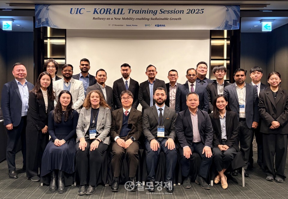 코레일이 17일부터 21일까지 '국제철도연맹(UIC) 아시아·태평양 지역 회원국 초청연수'를 진행하고 수료식을 개최했다. / 사진=코레일