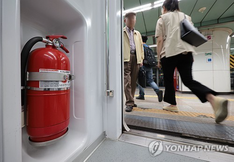 서울지하철 5호선 열차 내부 곳곳에 비치된 소화기 모습. 자료사진. / 사진=연합뉴스